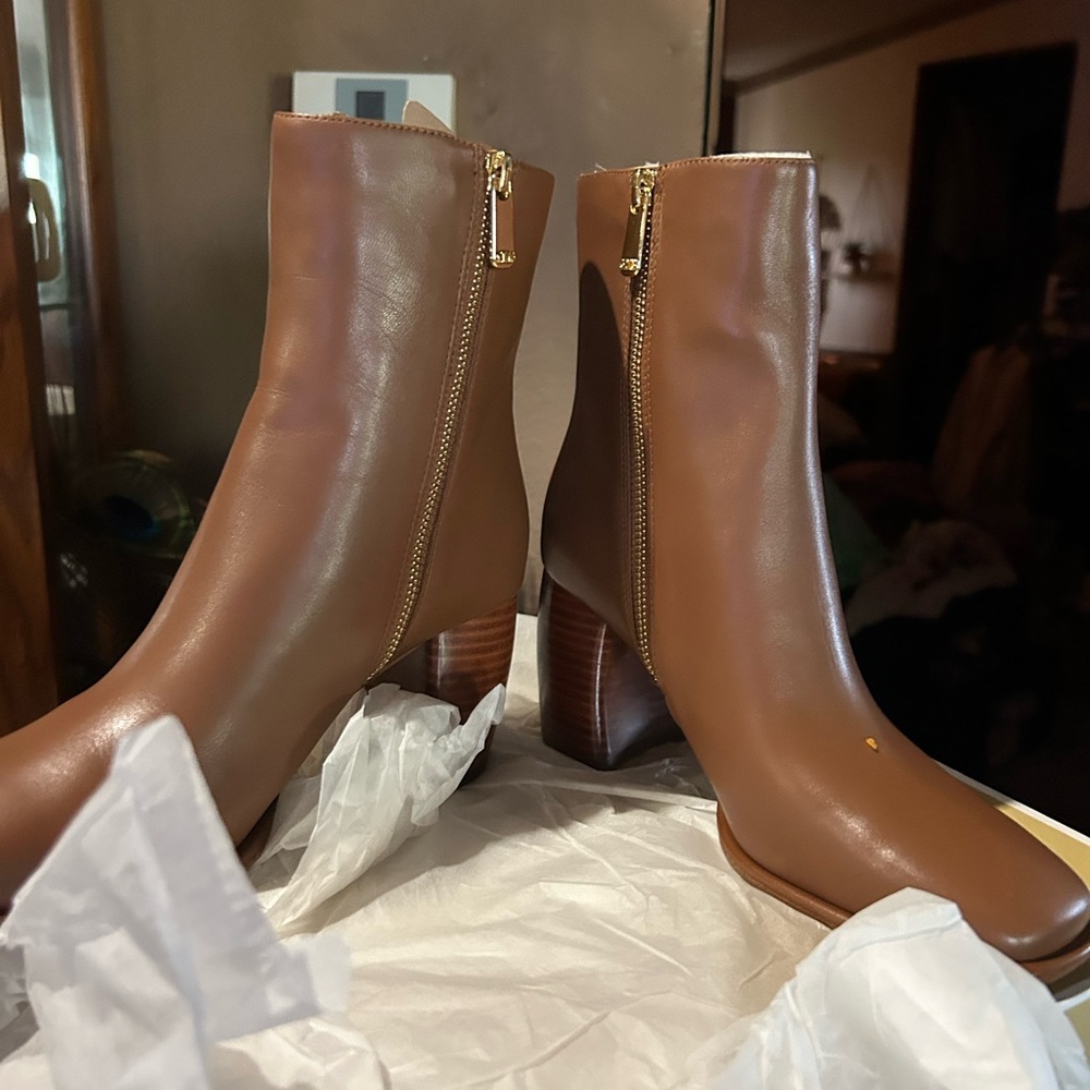 Brown Heeled Boots with Block Heel and Zipper
